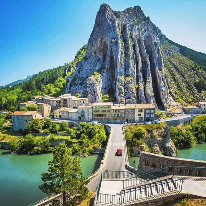Au Paradis Des Grillons Espinasses Exterior foto