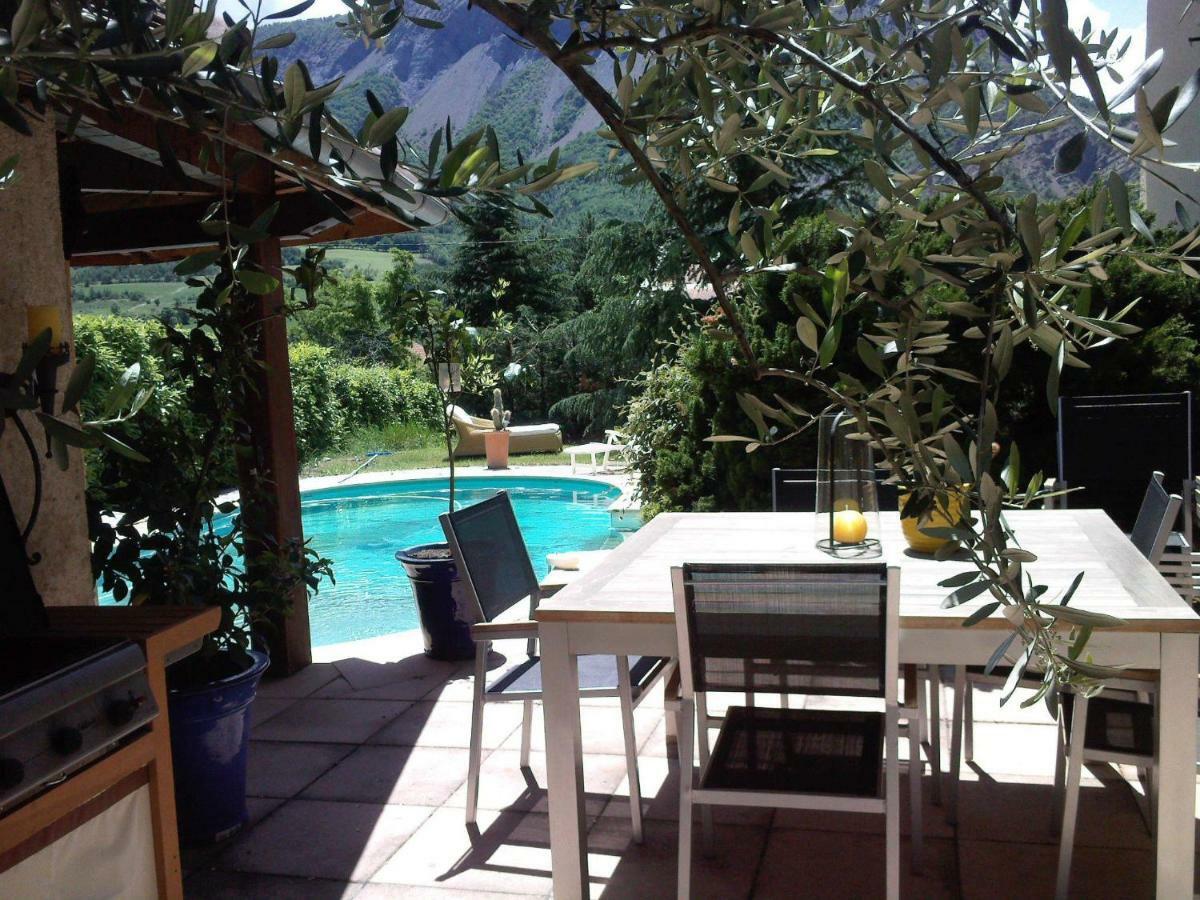 Au Paradis Des Grillons Espinasses Exterior foto
