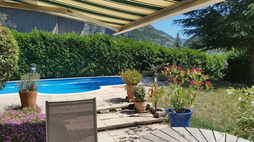 Au Paradis Des Grillons Espinasses Exterior foto